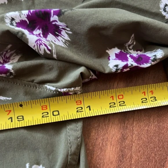 BNWOT Duluth trading company, green floral top - Picture 12 of 16